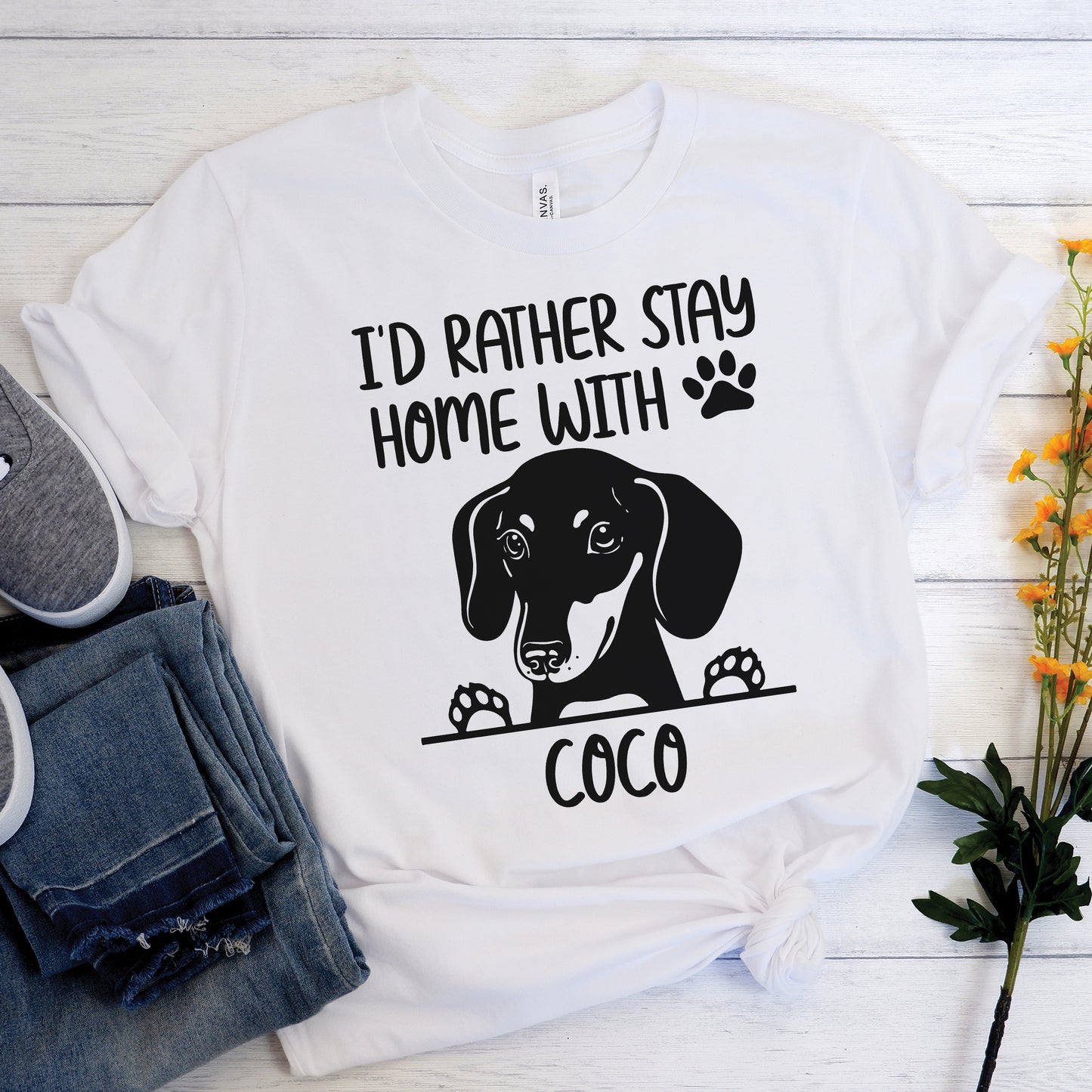 Quédate en casa con mi doxie - Camiseta personalizada con nombre de perro salchicha